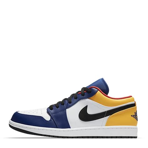 Dressed in premium leather, white covers the side paneling and toes while royal blue goes to work. Tenis para Básquetbol Air Jordan 1 Low de Hombre | Innvictus