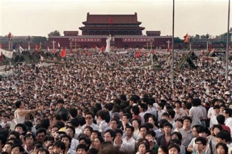 Khoảng 20.000 sinh viên đã tổ chức một cuộc biểu tình tại quảng trường thiên an môn trong lễ tang của nhà lãnh đạo đảng cộng. Tin tình báo tiết lộ hung thủ và số lượng nạn nhân trong vụ thảm sát Thiên An Môn 1989 « Tin Đa ...
