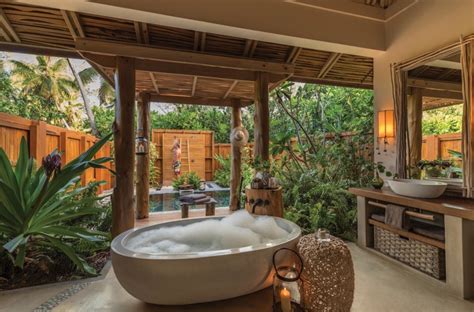 10 Eye Catching Tropical Bathroom Décor Ideas That Will Mesmerize You