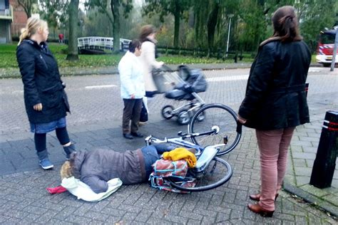 vrouw valt en raakt bekneld in eigen fiets brandweer bevrijdt alblasserdamsnieuws nl