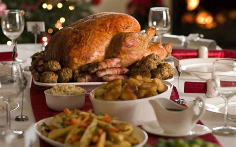 For its simplicity of both cooking and flavor, a buttery roast chicken is perfect for a christmas dinner especially when served with a sage and onion stuffing. English Christmas Dinner - Old-fashioned English Christmas ...