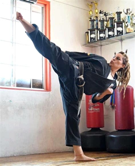 Pin By Rach Bickmore On Indomitable Women Martial Arts Women Women Karate Martial Arts Girl