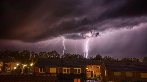 See a recent post on tumblr from @indeschaduwvandezon about onweer. Quiz: Wat weet jij over onweer en bliksem? | RTL Nieuws
