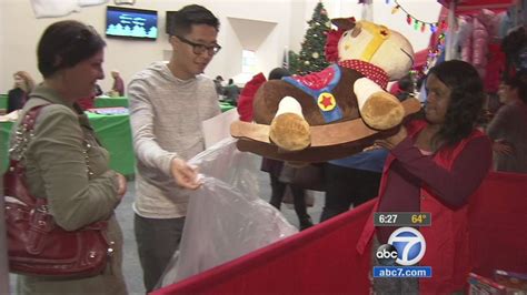 Union Rescue Mission Helps Provide Ts For Families In Need Abc7