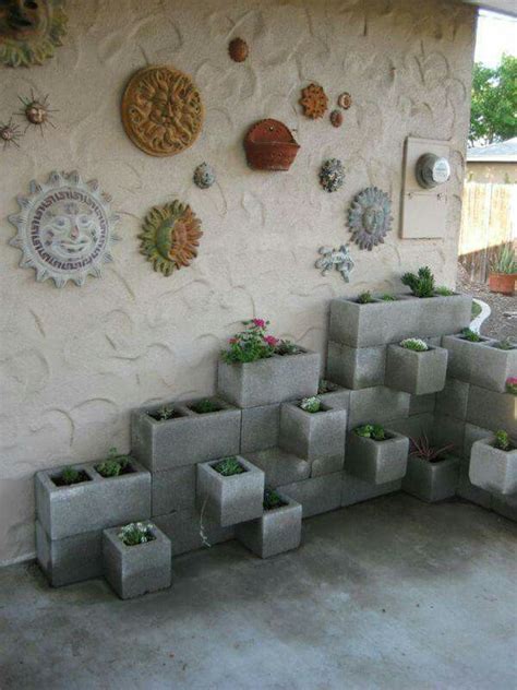 Con nuestras ideas de jardinería urbana, encontrará consejos para comenzar un huerto urbano de cualquier tamaño. Jardinera con bloques de cemento | Piedras decorativas ...