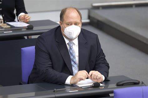 Testpflicht, quarantäne, kontrollen | diese regeln sollen für reiserückkehrer gelten bild weiß, was die gesundheitsminister mittwoch beschließen wollen Kanzleramtschef Braun offen für weitergehende Testpflicht ...
