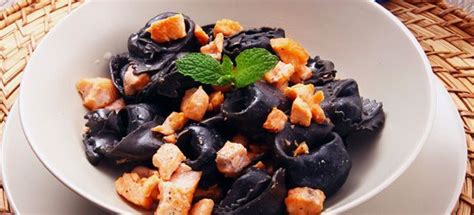 Check spelling or type a new query. Ricetta Tortellini al nero di seppia con salmone ...