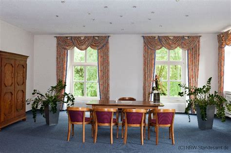 Sie schätzen das einmalige niederrheinische ambiente. Heiraten im Wasserschloss Haus Voerde - Standesamt NRW