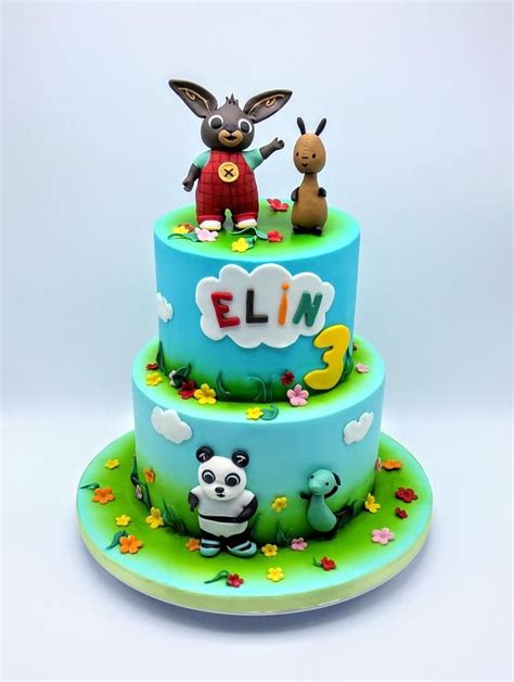 A Three Tiered Cake With Animals On Top