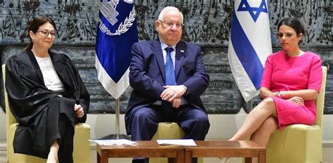נשיא המדינה העשירי, רובי ריבלין מסיים בקרוב את תפקידו ולפי דיווח בערוץ 20, הוא מכר את דירתו הפרטית כדי ליהנות מהטבה של תשלום הוצאות השכירות מהמדינה, על חשבון כספי משלם המיסים. רחום וחנון: מה עומד מאחורי "מתווה ה-70" לחנינות מיוחדות ...