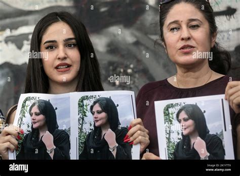 beirut líbano 21st de sep de 2022 las mujeres kurdas tienen fotos de mahasa amini una mujer