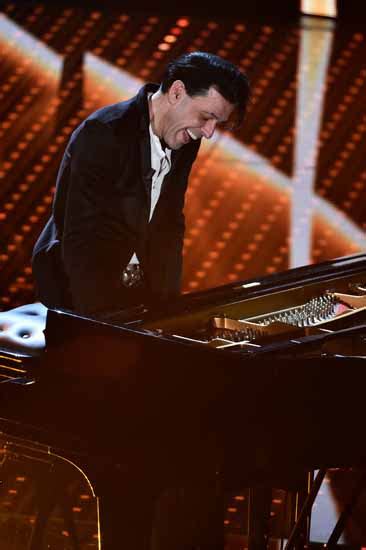 Nel 2011 era stato operato al cervello per l'asportazione di un tumore ed è stato anche colpito da una sindrome autoimmune. Ezio Bosso, il pianista malato di Sla che dal palco di Sanremo ha incantato tutti. Guarda le ...
