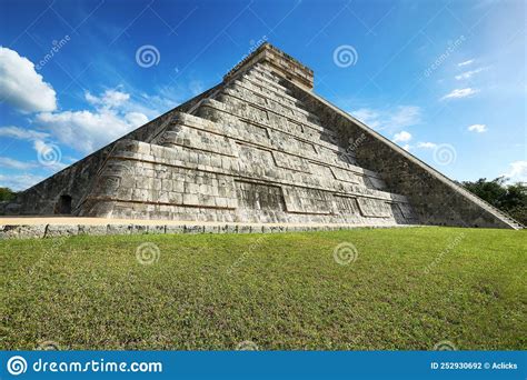 Chichen Itza Mexico Stock Photo Image Of Grass High 252930692