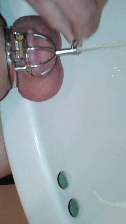 Pisser Dans La Chasteté Avec Un Plug Urétral Creux Xhamster