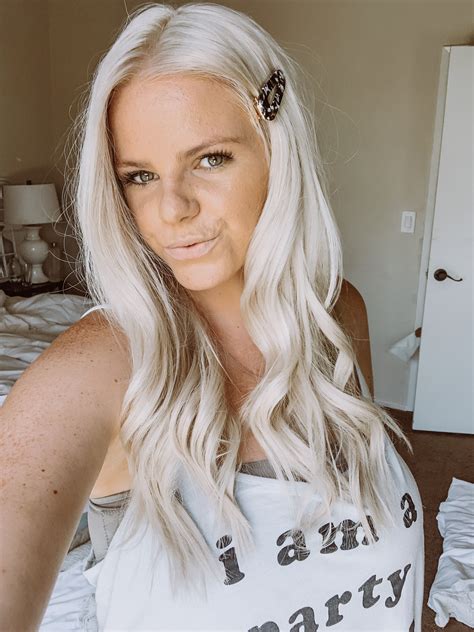 Platinum Blonde Mom Selfie In 2020 Platinum Blonde Creamy Blonde Hair Clips