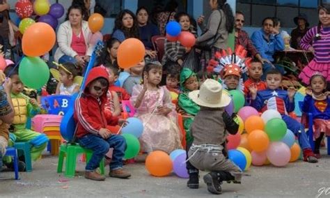 Celebración De Carnaval Con Cascarones En Ciudad De Guatemala