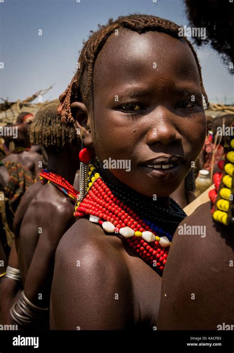 dassanech girls fotos e imágenes de stock alamy