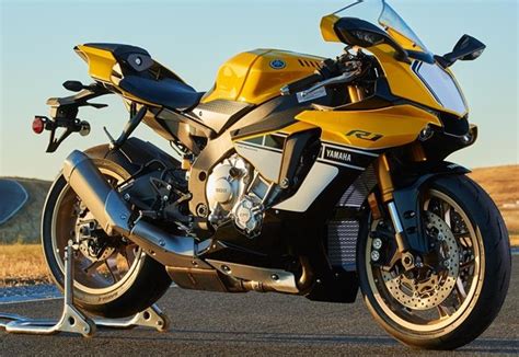 Yamaha's r1 family brings genuine racebike fun to the unwashed masses for a price that belies their capabilities. Motorcycle Sport: Yamaha R6 2017 Top Features
