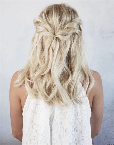 This simple, yet beautiful hairstyle is perfect for active brides. Coiffure simple mariage : idées avec cheveux sur le côté ...