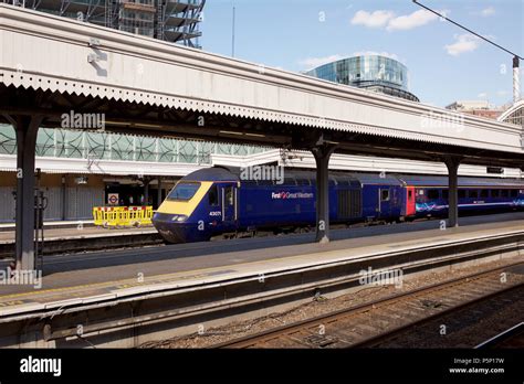 First Great Western Train At London Paddington Station Stock Photo Alamy