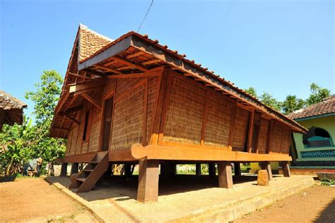 Suku jawa, sunda, batak, madura & betawi menjadi yang terbesar. Berpetualang Di Jawa Barat, Ini 5 Jenis Rumah Adat Suku Sunda!