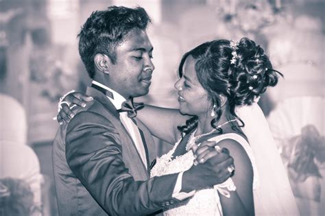 Saingy mbola misy ny vahininao manalavitra azonao atao ny manamora ny zavatra amin'ny tenanao amin'ny alàlan'ny fampiasana matihanina sehatra fampiantranoana quiz mariazy. Hasina & Narindra, un couple heureux fait un bon mariage » Espace Les Colonnades - Salle de ...
