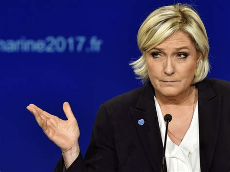 Marine le pen présente ses vœux pour l'année 2018. Le Pen: Pope 'Asks that States Go Against Their Own People' by Opening Borders