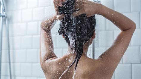 6 Mistakes Everyone Makes When Washing Their Hair Au