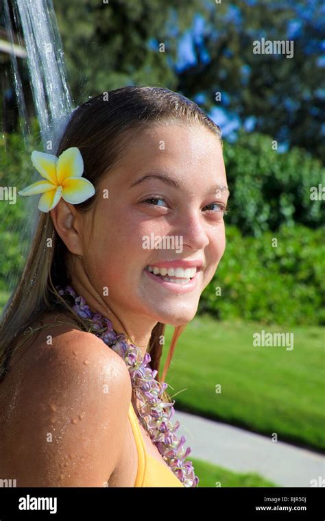 Schöne Teenager Im Gelben Bikini Duschen Im Freien Stockfotografie Alamy