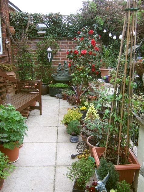 Brick patio with potted flowers among amazing patio furniture. 23+ Wonderful Patio Decorating Ideas With Potted Plants ...