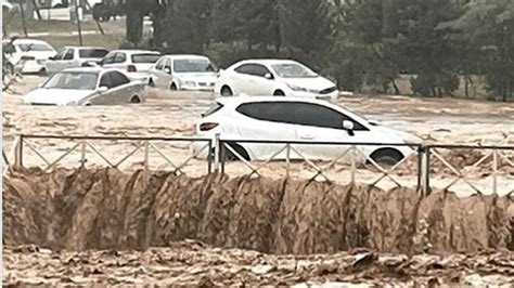 Morts Et Quatre Disparus à Cause Des Inondations Dans La Zone Du Tremblement De Terre En Turquie