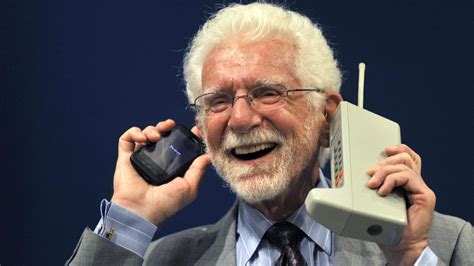 Hace 46 Años Se Hizo La Primera Llamada Por Teléfono Celular Con Un Aparato Que Pesaba Un Kilo