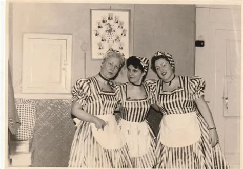 VINTAGE FOTO HÜBSCHE Frauen Karneval Fasching 50er Jahre Momentaufnahme