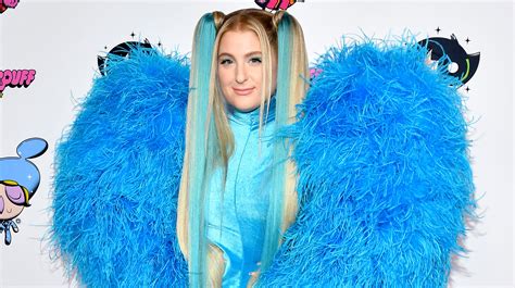 Meghan Trainor S Festive Pic Of Her Baby Bump Has The Internet Talking