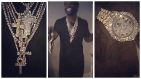 Gucci Mane Shows Of His Jewelry Worth Over 500000 To Young Thug Youtube