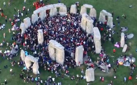 Summer Solstice People Head To Stonehenge To Mark Longest Day Of Year Daily Mail Online