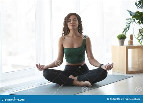 Agr Able Femme Faisant Du Yoga Et Assise En Position De Lotus Image
