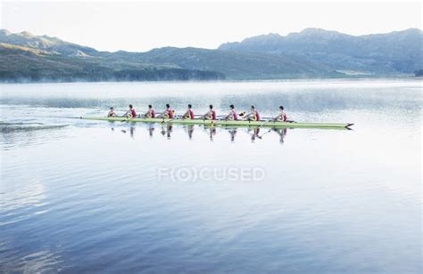 Rowing Team Rowing Scull On Lake — Sunny World Sports Event Stock