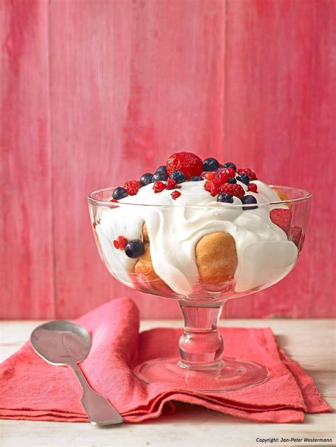 Sahne und eier hinzufügen, mit einem mixer (rührstäbe) kurz auf niedrigster, dann auf höchster stufe 3 min. Beeren auf Wolke 7 von Schokoladenkeks | Chefkoch ...