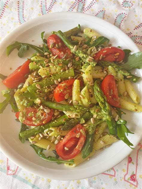 Penne Nudeln grüner Spargel grüner Pesto Salat more veggies