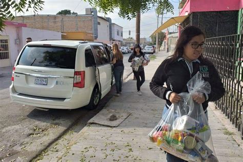Universitarios ayudan a niños y ancianos, El Siglo de Torreón