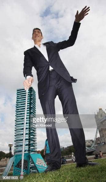 The Worlds New Tallest Man Sultan Kosen 26 Of Turkey Poses In Front