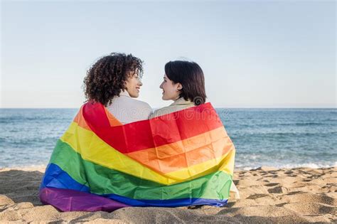 Pareja De Lesbianas Cogiendo La Mano En Rojo Foto De Archivo Imagen De Muchacha Amor 173029448