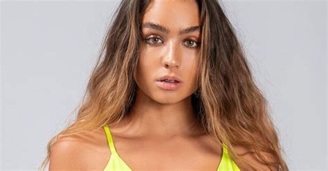 Sommer Ray Flaunts Effortlessly Perfect Curves In Skintight Green Spandex
