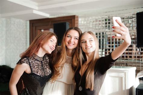 Trois Jeunes Filles Font La Photo De Selfie Dans Un Restaurant Photo