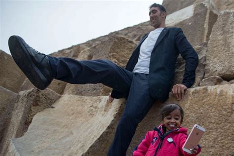 Worlds Smallest Woman Meets Worlds Tallest Man For Incredible