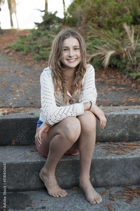 Barefoot Girl Sitting On Park Steps Stock Foto Adobe Stock
