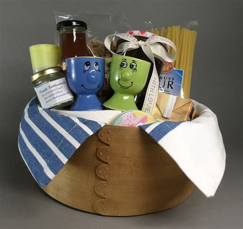 Das milchkännchen aus glas ist ein hervorragendes geschenk zum einzug und ist nicht nur superpraktisch, sondern dank kreativem design auch noch superschick. DIY-Einzugsbox: Produkt-Arrangement zum Einzug | Geschenk ...
