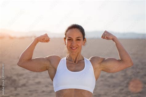 Fotografia Do Stock Young Fitness Woman Flexing Big Strong Biceps