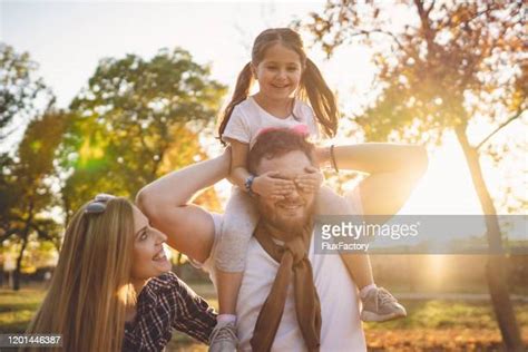 Mom Covering Eyes Fotografías E Imágenes De Stock Getty Images